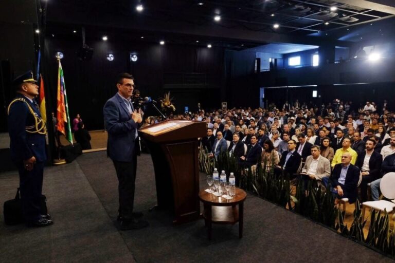 Rector de la UTO participó en encuentro nacional sobre estabilidad y reformas