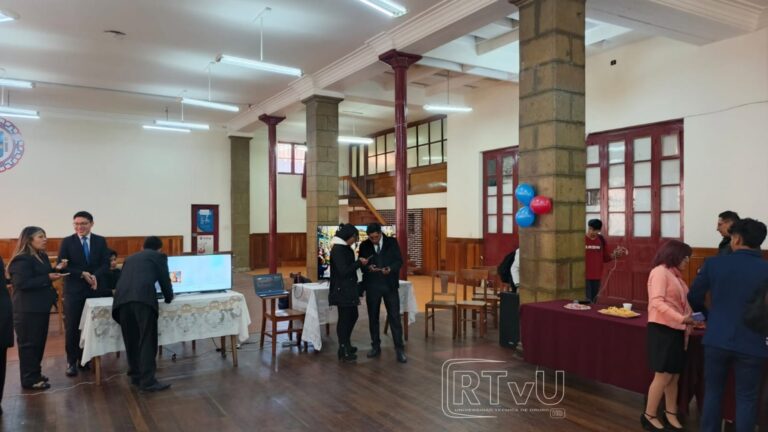 Carrera de Comunicación Social celebra su aniversario con la histórica Primera Feria Tecnológica sobre Inteligencia Artificial