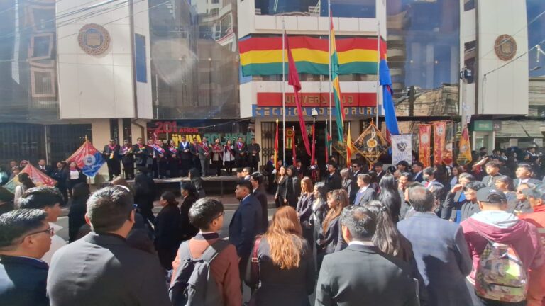 UTO realiza Desfile Cívico e Iza de Banderas en Homenaje a los CCI años Independencia de Bolivia