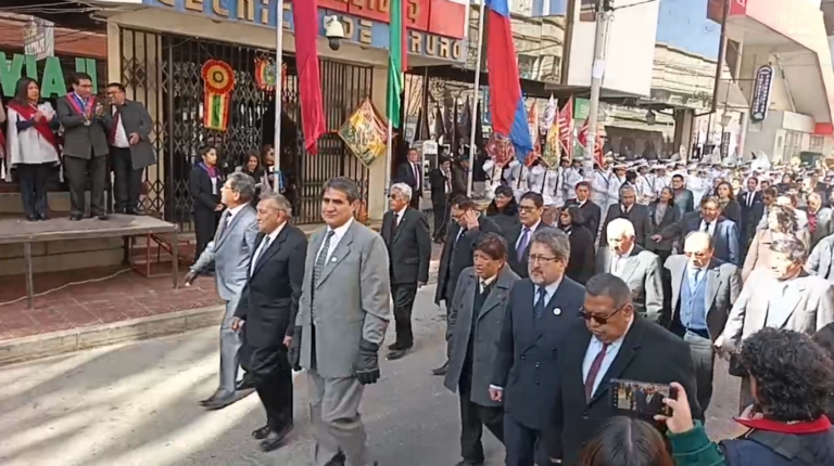 La Universidad Técnica de Oruro rinde homenaje a Bolivia con el Desfile Cívico e Iza de Banderas por sus 201 años de Independencia