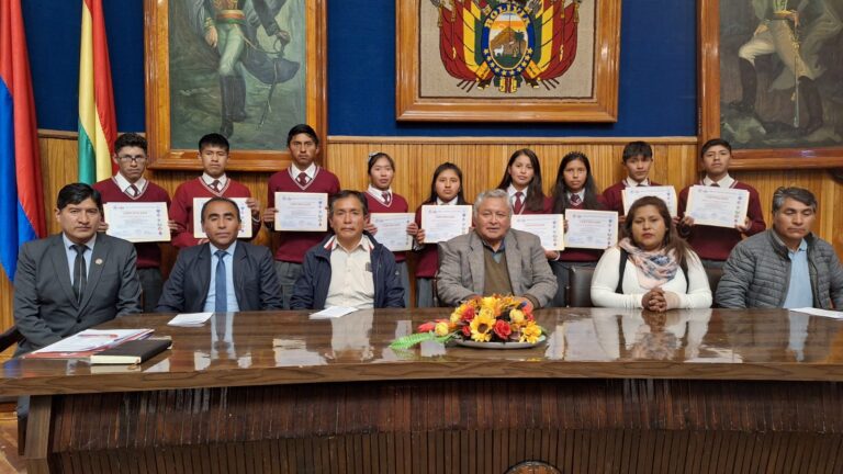 En Sevaruyo: Curso de diseño y programación Sistemas Domóticos: Robótica con IA realizado por la UTO.